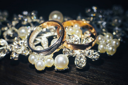 新娘的结婚戒指和闪亮的珠宝。
