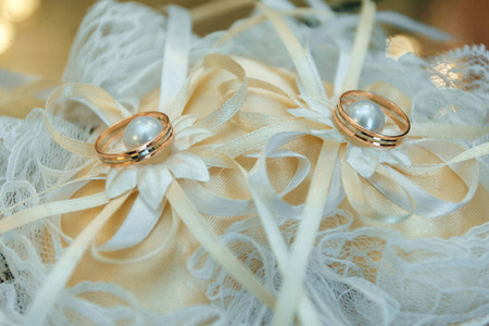 两枚金婚戒指合在一起。