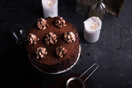 普拉加巧克力蛋糕的特写，选择性聚焦
