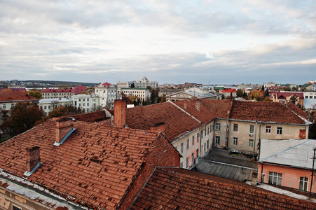 旧城景与建筑红瓦屋顶。