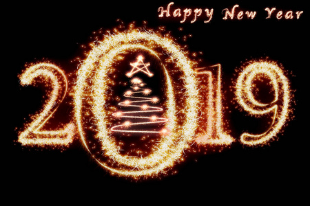 新年快乐，2019年，圣诞树用闪闪发光的烟花在黑暗的背景庆祝和贺卡的概念。