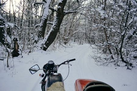 乌克兰冬季木材中带有侧车的摩托车