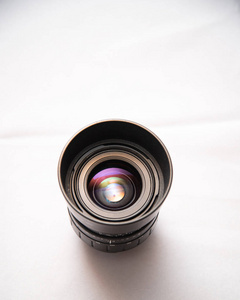 从SLR相机拍摄的照片镜头，在明亮下的镜头上有美丽的彩色眩光。