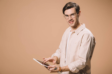 戴眼镜的开朗男人用米色的数码平板电脑