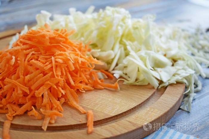 切片胡萝卜和卷心菜在木板上食物成分
