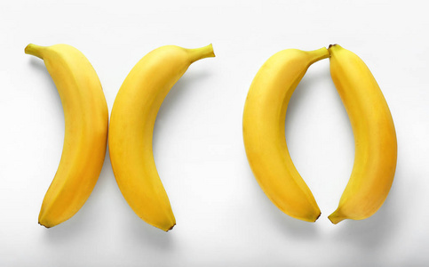 白色背景上美味的新鲜香蕉