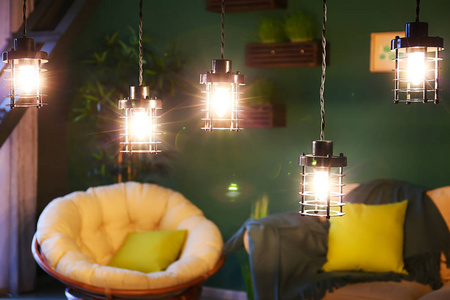 现代舒适客房美丽内部的灯具