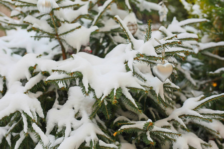 白雪覆盖的圣诞树上的银心