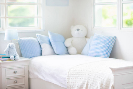 在家为婴儿或蹒跚学步的男孩睡觉. 儿童托儿所的床上用品和纺织品.