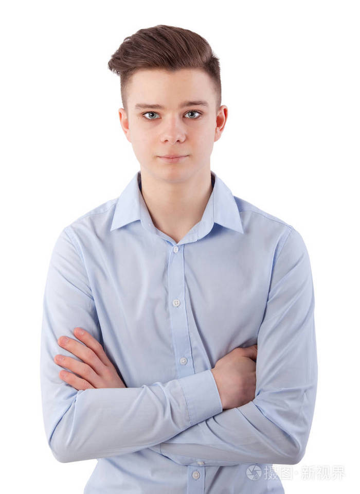 一个严肃男孩的肖像