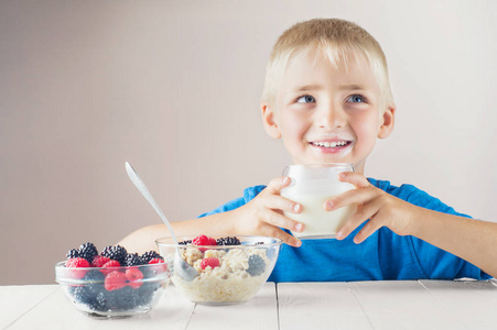 梦幻般的男孩吃酸奶图片