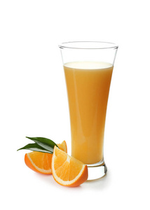 白色背景新鲜橙汁杯