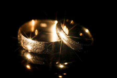 两个金色结婚戒指关闭。