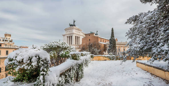罗马历史中心降雪后卡普托林山莫内姆茨的全景