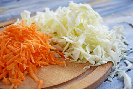 切片胡萝卜和卷心菜在木板上.食物成分.照片