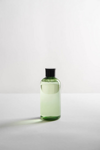透明化妆品瓶，白色背景，带有复制空间