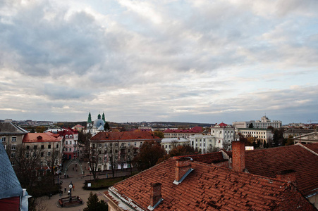 旧城市的景色与建筑红色瓷砖屋顶。