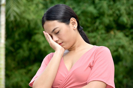 困倦的年轻菲律宾女性年轻漂亮的金发女人穿着白色t恤,在孤立的背景下
