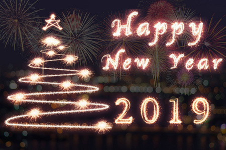 新年快乐，2019年和圣诞树用闪闪发光的烟花写在五彩的背景下，新年快乐的概念。