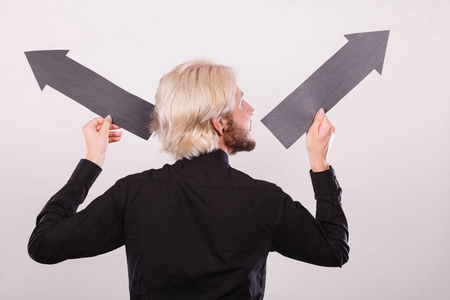 情侣左右指向规划方向选择概念.