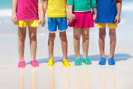 男孩,女孩的脚和腿.照片