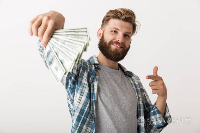 照片 一个英俊的年轻胡须男站在白色墙壁背景上,拿着钱.jpg