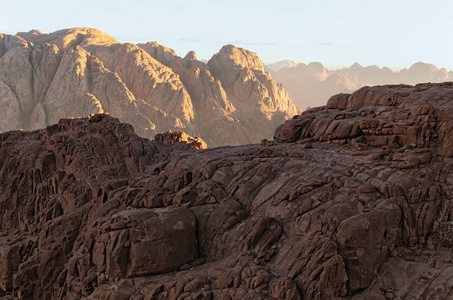 蓝天上岩石峰的惊人景观。 西奈山霍雷布加巴尔穆萨山。 埃及的西奈半岛。 埃及著名的旅游场所和旅游目的地。