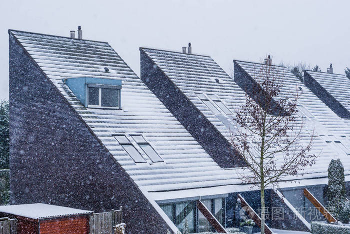 现代荷兰尖顶覆盖着雪现代社区在冬季，寒冷的天气在荷兰