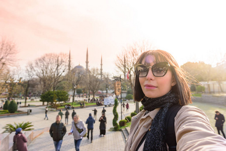 美丽的女性旅行者游客自拍,观看苏丹清真寺或蓝色清真寺,这是游客和