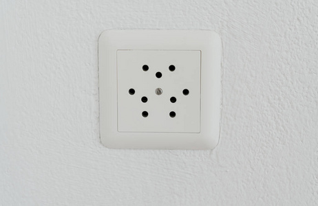 瑞士详细信息瑞士插头的电气插座,在白色墙壁上关闭视图照片