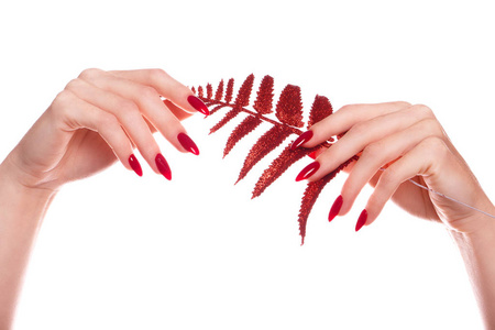明亮喜庆的红色修指甲女性手上。指甲设计