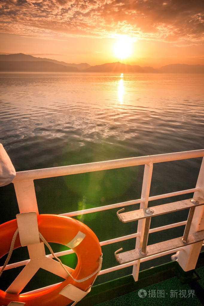 从日出时的一艘船上观看亚得里亚海附近的布拉克岛克罗地亚欧洲