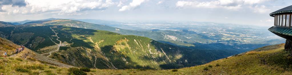 捷克共和国夏季山区景观。 从波兰捷克边境爬到斯内兹卡山。 山里的夏天。 明信片或日历的美丽全景。