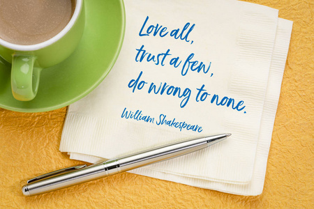爱所有的人都相信有几个人做错了事，没有人在餐巾纸上用咖啡写字