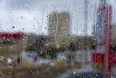 雨天雨落在窗外的天气雨背景雨和风窗上的雨.照片