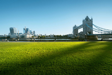 英国伦敦阳光明媚的早晨，草地和塔桥