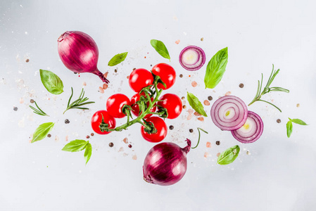 素食健康食品概念。 烹饪春季维生素沙拉的配料。 新鲜蔬菜简单的图案布局与西红柿，洋葱，草药和香料在白色背景。 顶部视图横幅复制