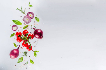 素食健康食品概念。 烹饪春季维生素沙拉的配料。 新鲜蔬菜简单的图案布局与西红柿，洋葱，草药和香料在白色背景。 顶部视图横幅复制