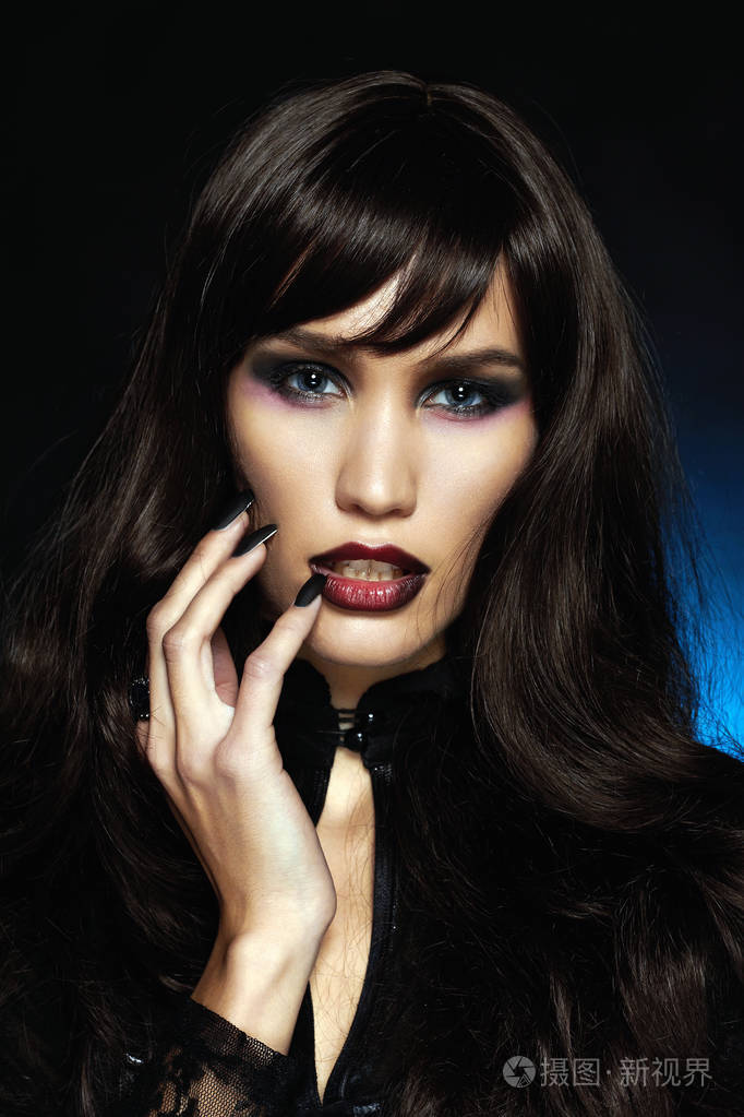 美丽的年轻吸血鬼女人. 黑发性感万圣节化妆女孩