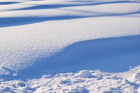 寒冷的冬天，在snow.snowdrift.abstract的背景下画画。