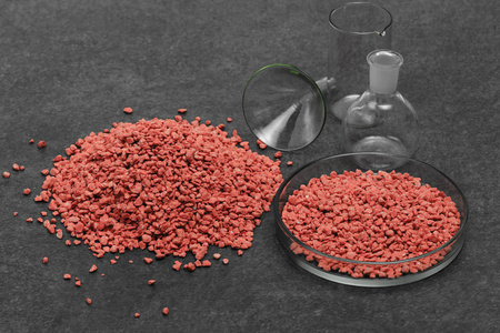 红磷矿物肥料加化学玻璃照片