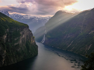 去挪威旅行。 高山湖泊峡湾和山谷