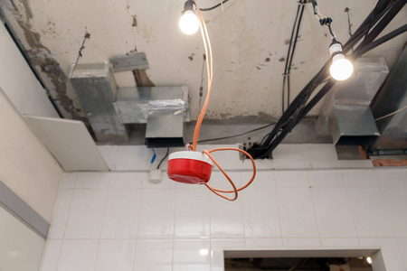 安装拉伸或悬挂天花板前，安装和修理电缆烟雾探测器火灾报警系统。 灭火系统保护测试概念