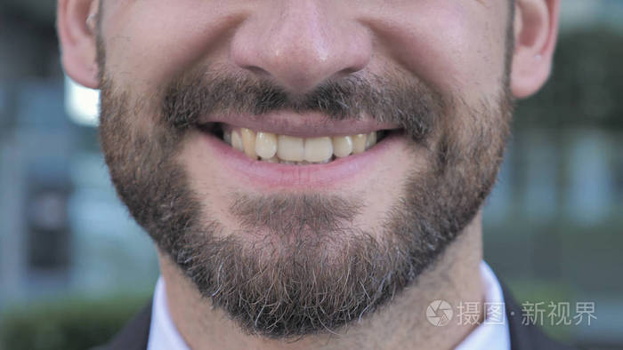 微笑的男人脸上的表情