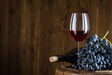 仍然生活的红酒与木制桶。 旧木桶上的红酒和葡萄酒瓶。 品酒和生产理念。