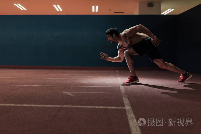 非常健康的人在室内赛道上准备跑步