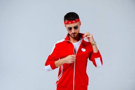 健康有趣的人运动概念快乐的年轻人穿红色运动套装在白色背景。