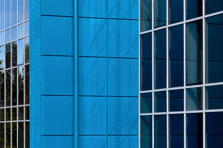 个 纹理图案背景的蓝色和绿色反射在建筑镜像窗口与复制空间.