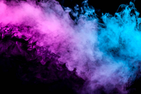 半透明的厚厚的烟雾被光线照射在黑暗的背景上，分为两种颜色蓝色和紫色从一对蒸气中蒸发出来。