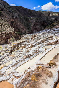 盐湖盐矿的白色梯田位于安第斯山脉的陡峭斜坡上。